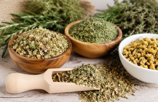 أعشاب مجففة متنوعة