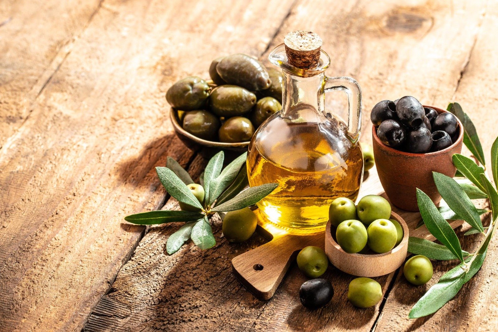 زيت زيتون ممتاز مع حبات زيتون